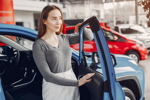 Mujer elegante en un salón de autos