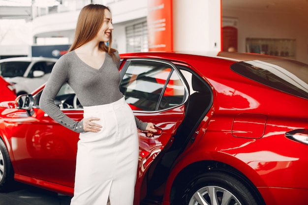 Mujer elegante en un salón de autos