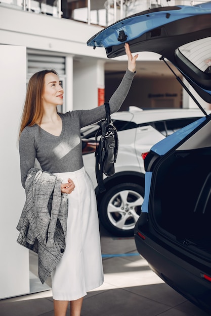 Mujer elegante en un salón de autos