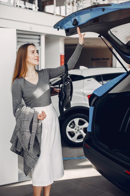 Mujer elegante en un salón de autos