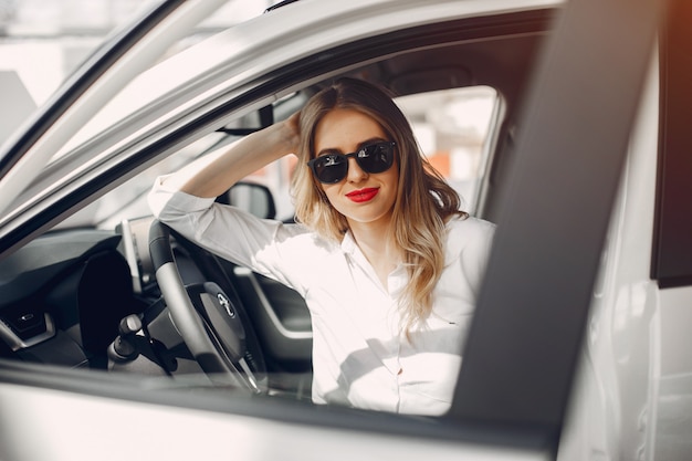 Mujer elegante en un salón de autos