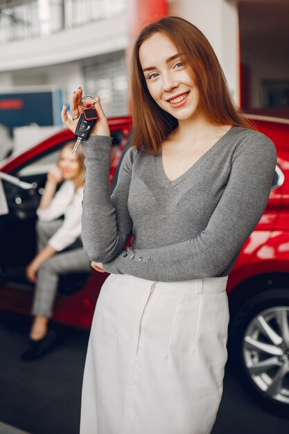 Mujer elegante en un salón de autos