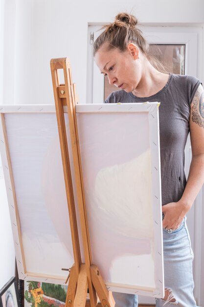 Mujer elegante seria mirando la foto