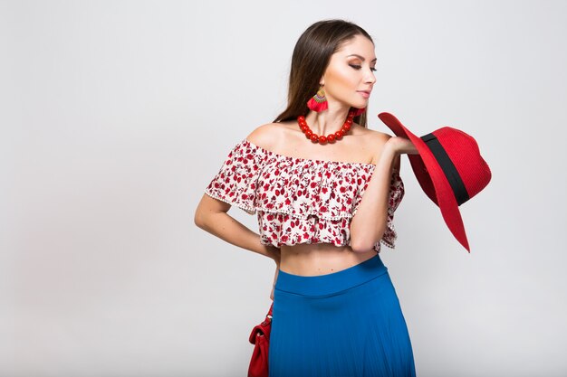 Mujer elegante en traje de verano aislado posando en tendencia de moda aislada