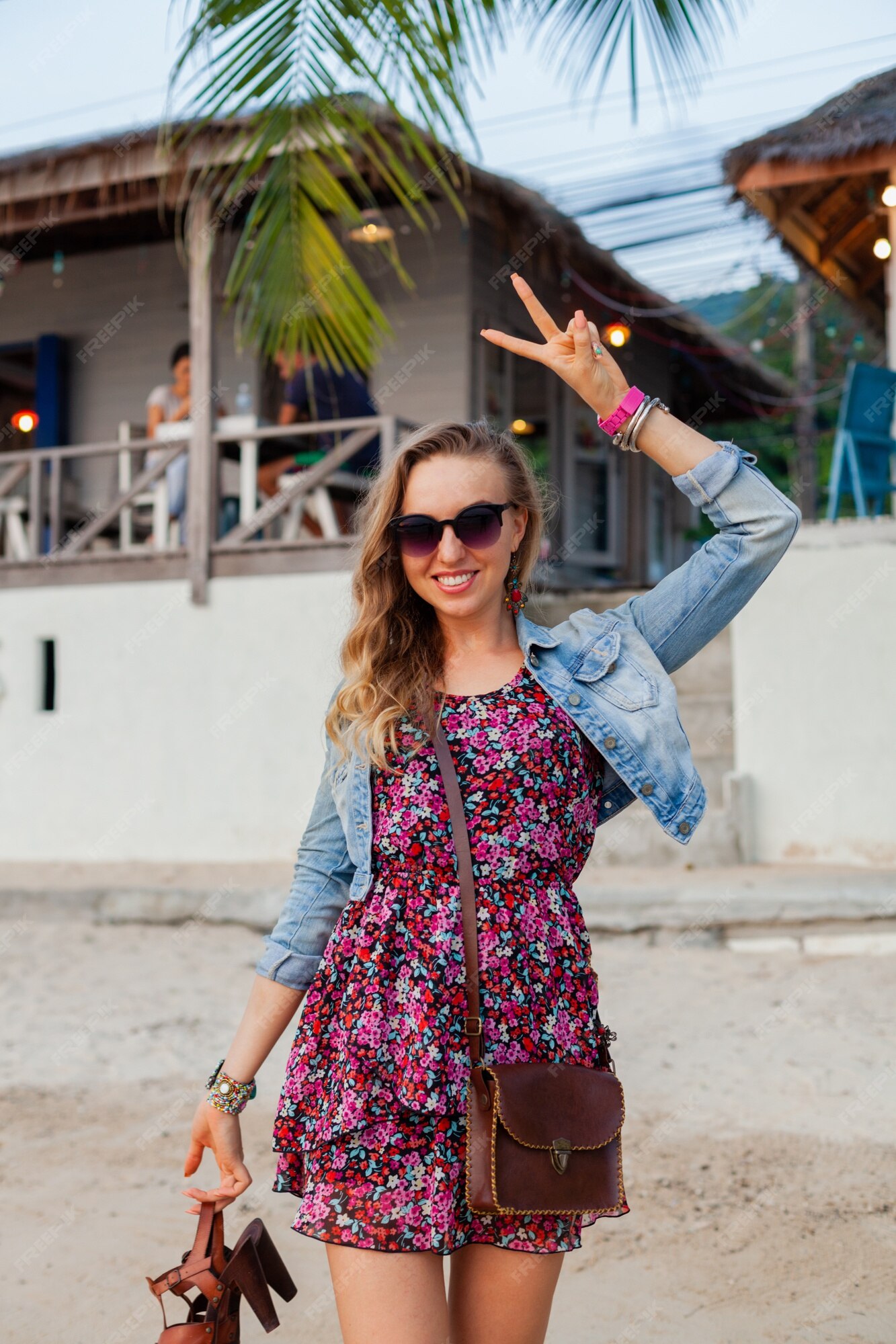 Mujer elegante en vacaciones de vestido de verano caminando en la playa con  zapatos en mano | Foto Gratis