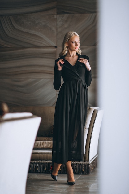 Mujer en un elegante vestido negro