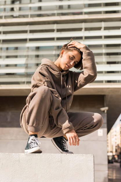 Mujer elegante vistiendo ropa deportiva