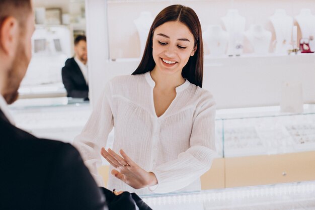 Mujer eligiendo un anillo en la joyería