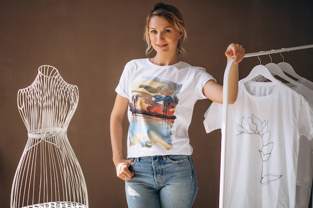 Mujer eligiendo una camisa blanca