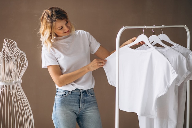 Mujer eligiendo una camisa blanca