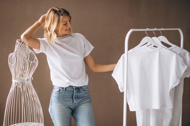 Mujer eligiendo una camisa blanca