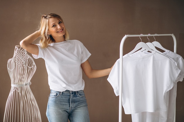 Foto gratuita mujer eligiendo una camisa blanca