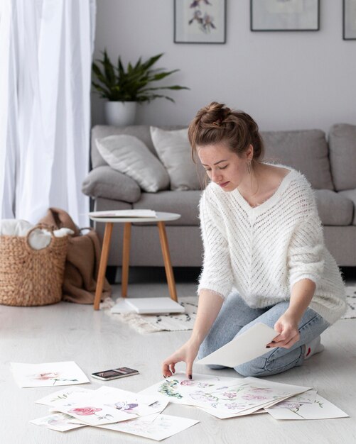 Mujer eligiendo cuadros para un nuevo blog