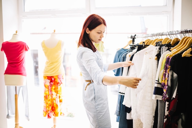 Mujer eligiendo ropa nueva