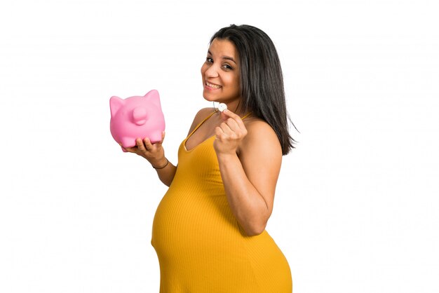 Mujer embarazada ahorrando dinero a su bebé recién nacido
