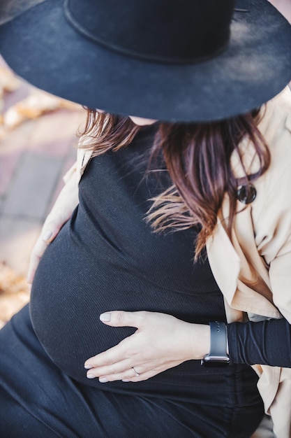 Mujer embarazada al aire libre tocando el vientre