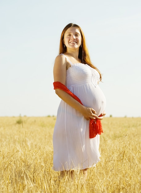 Foto gratuita mujer embarazada en el campo de centeno