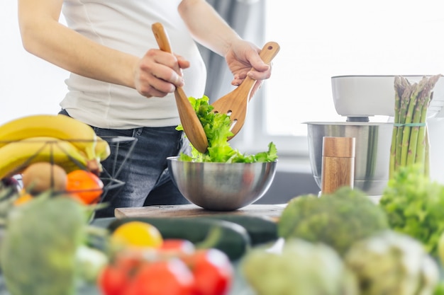 Mujer embarazada cocinar comida sana