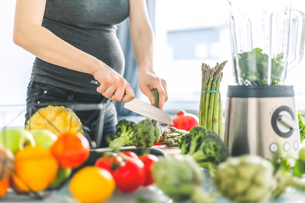 Mujer embarazada cocinar comida sana