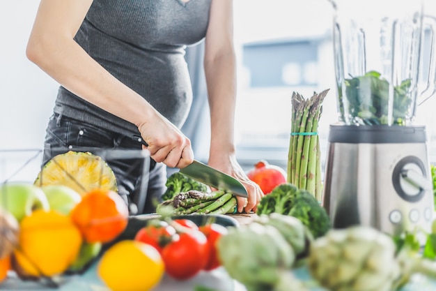 Mujer embarazada cocinar comida sana