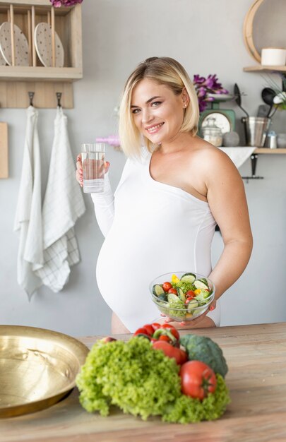 Mujer embarazada con una comida saludable