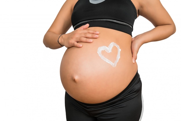 Mujer embarazada con un corazón dibujado en el vientre