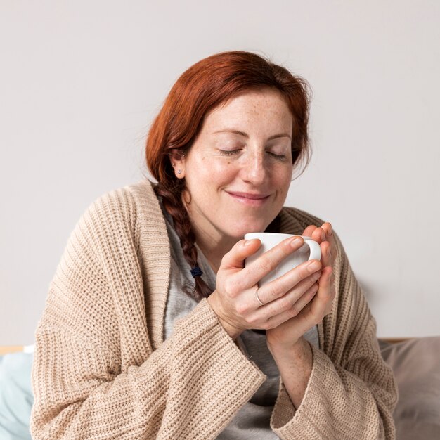 Mujer embarazada disfrutando de una taza de té