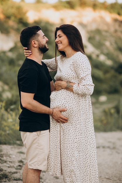 Foto gratuita mujer embarazada, con, ella, marido, en el estacionamiento