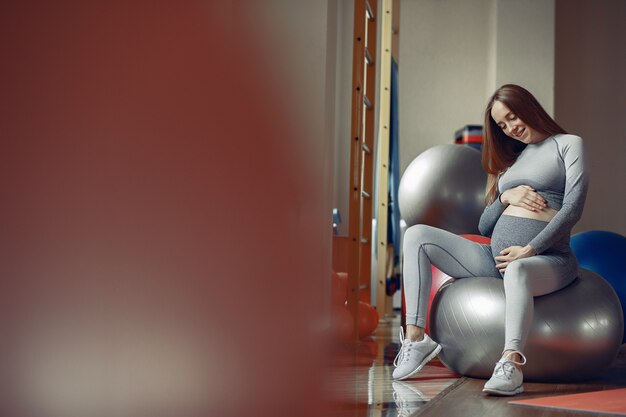 Mujer embarazada entrenando en un gimnasio