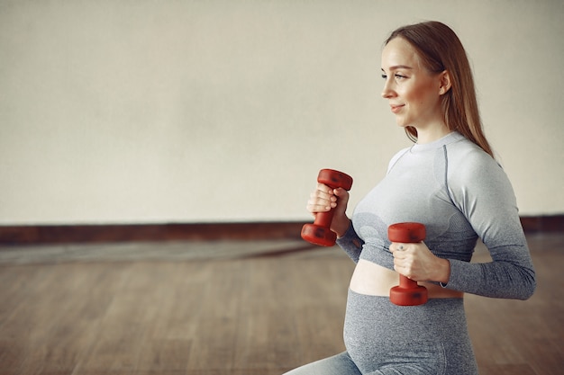 Mujer embarazada entrenando en un gimnasio