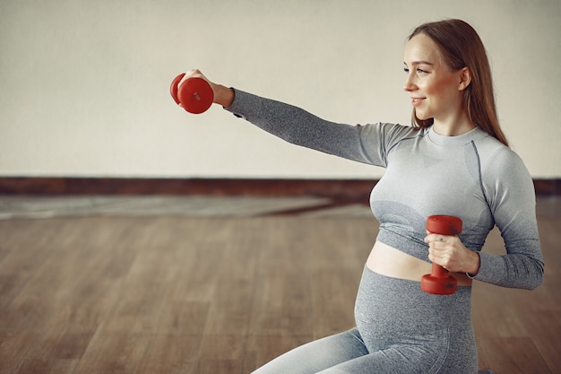 Mujer embarazada entrenando en un gimnasio