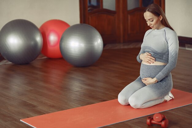 Mujer embarazada entrenando en un gimnasio