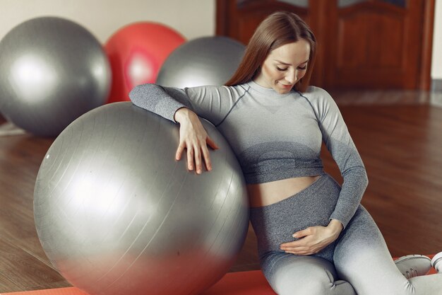 Mujer embarazada entrenando en un gimnasio