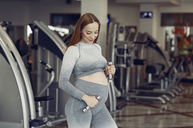 Mujer embarazada entrenando en un gimnasio