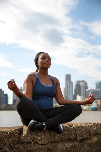 Foto gratuita mujer embarazada en forma de tiro completo haciendo deporte al aire libre