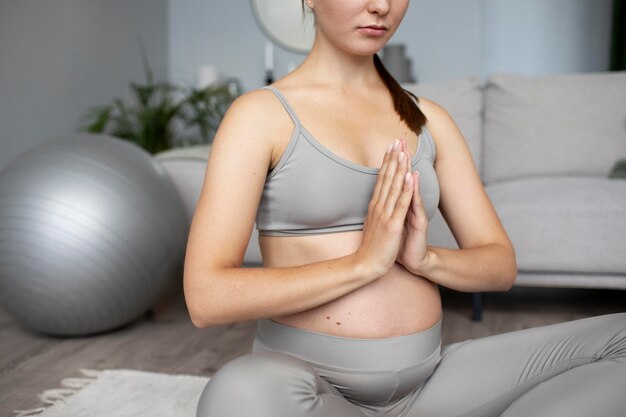 Mujer embarazada haciendo ejercicio en casa