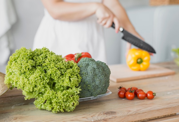 Mujer embarazada haciendo una ensalada