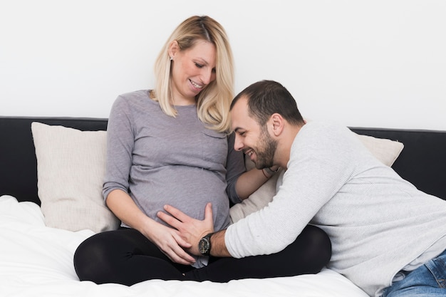 Foto gratuita mujer embarazada y hombre