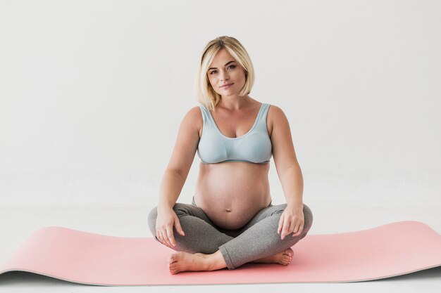 Mujer embarazada lista para meditar