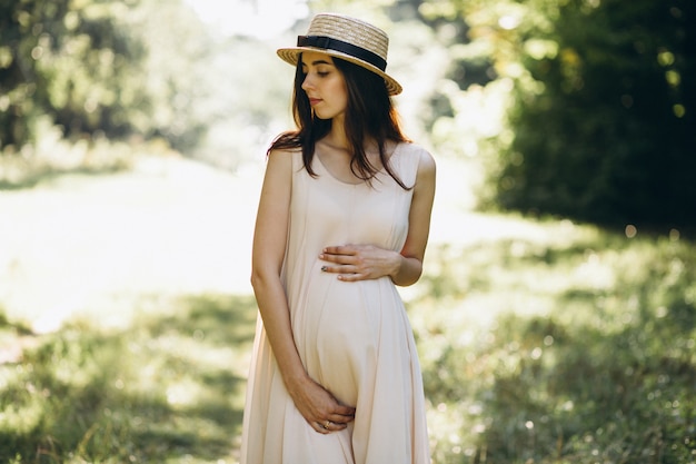 Foto gratuita mujer embarazada en el parque