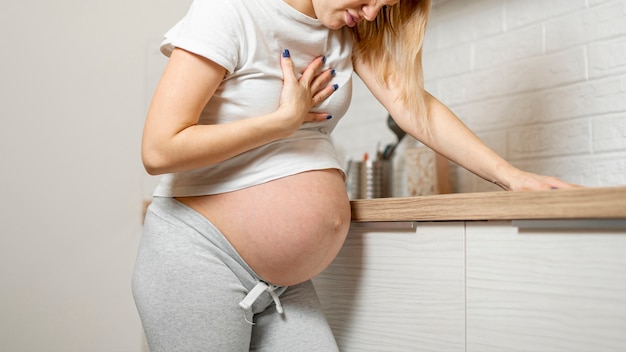 Mujer embarazada que tiene una migraña