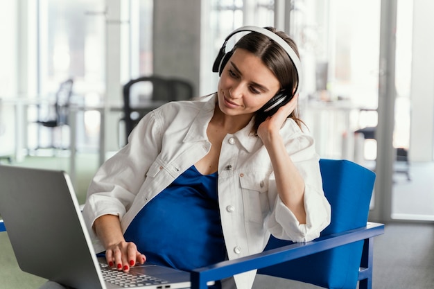 Mujer embarazada que trabaja en una empresa