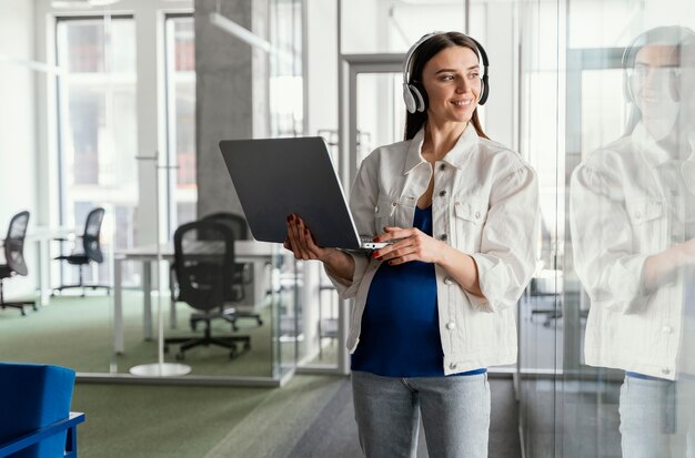 Mujer embarazada que trabaja en una empresa