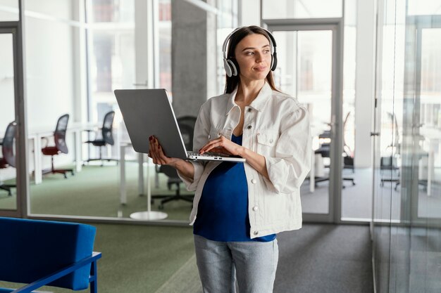 Mujer embarazada que trabaja en una empresa