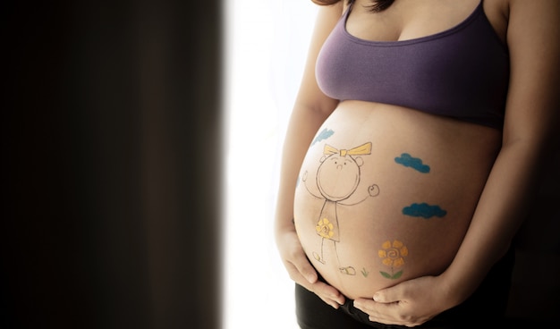 Foto gratuita mujer embarazada sentirse feliz