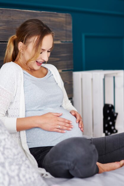 Foto gratuita mujer embarazada sorprendida tocando su vientre