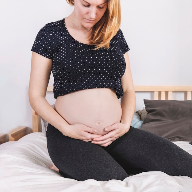 Foto gratuita mujer embarazada sujetando barriga