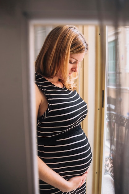 Mujer embarazada sujetando barriga