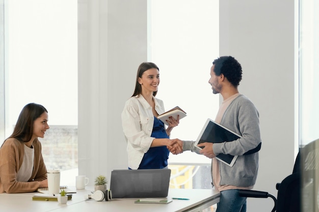 Mujer embarazada tener una reunión con su compañero de trabajo