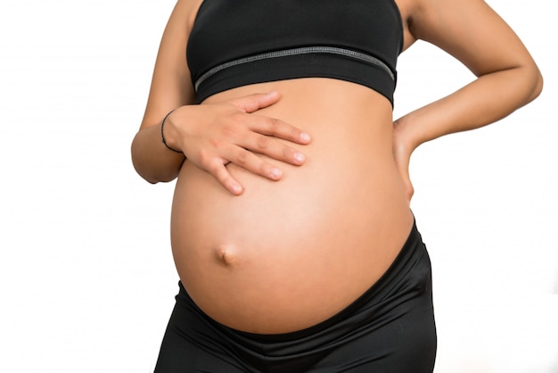 Foto gratuita mujer embarazada tocando su gran barriga